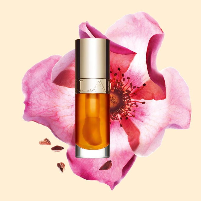 La Lip Comfort Oil Clarins allie un soin des l&egrave;vres intense &agrave; un fini brillant pour sublimer votre sourire avec une huile l&egrave;vres riche et teint&eacute;e.