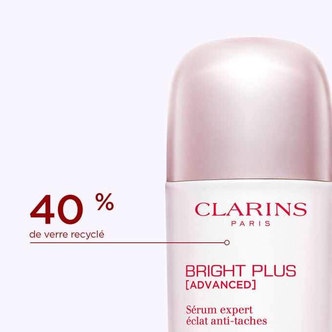 Gros plan sur le flacon du Sérum Bright Plus Expert, pour illustrer qu’il est composé à 40 % de verre recyclé