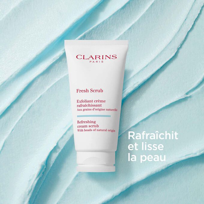 Le Fresh Scrub de Clarins pour le visage sur fond texturé crémeux pour mettre l’accent sur son action lissante et raffermissante.