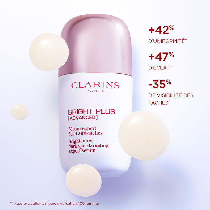 Gros plan sur le sérum expert éclat anti-taches Clarins, avec un texte qui souligne ses effets : renforce l’éclat et atténue les taches.
