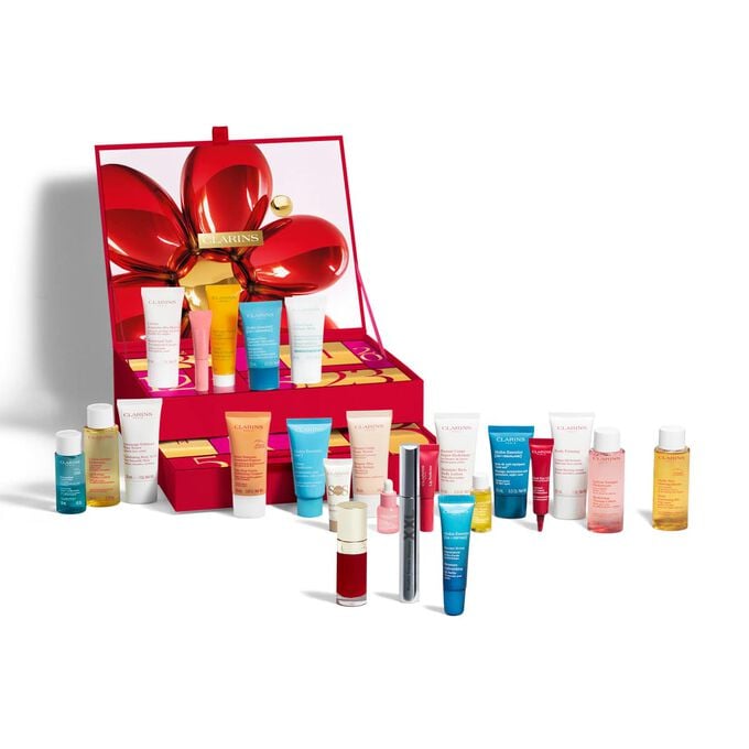 Calendrier de l&rsquo;Avent Beaut&eacute; 24 Jours de Clarins, comprenant du maquillage et des soins visage et corps, en format vente et voyage, dans une bo&icirc;te rouge.