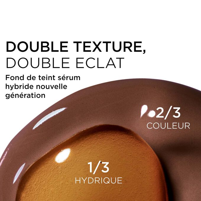 Gros plan sur le m&eacute;lange de deux textures : le s&eacute;rum et le fond de teint dans le fond de teint s&eacute;rum Clarins pour une couvrance nouvelle g&eacute;n&eacute;ration