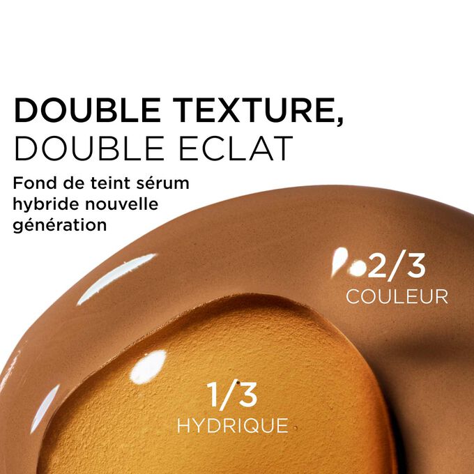 Gros plan sur le m&eacute;lange de deux textures : le s&eacute;rum et le fond de teint dans le fond de teint s&eacute;rum Clarins pour une couvrance nouvelle g&eacute;n&eacute;ration