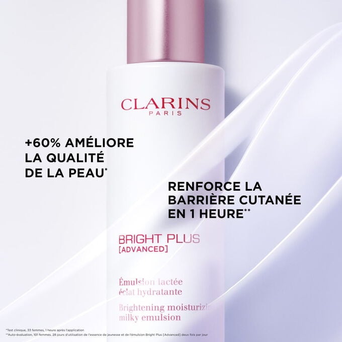 Gros plan sur l&rsquo;&Eacute;mulsion Bright Plus de Clarins, illustrant l&rsquo;am&eacute;lioration de la qualit&eacute; de la peau et le renforcement de la barri&egrave;re cutan&eacute;e.