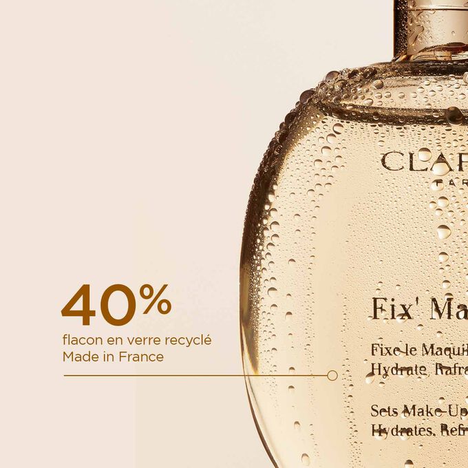 Gros plan sur le flacon en verre du spray fixateur de maquillage, pour illustrer qu'il est composé à 40 % de verre recyclé et produit en France