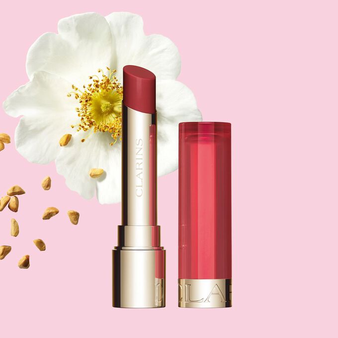 Le baume Lip Oil nourrissant Clarins rehausse les l&egrave;vres d&rsquo;un fini rouge lumineux subtil