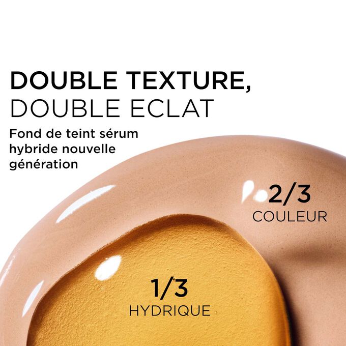 Gros plan sur le m&eacute;lange de deux textures : le s&eacute;rum et le fond de teint dans le fond de teint s&eacute;rum Clarins pour une couvrance nouvelle g&eacute;n&eacute;ration