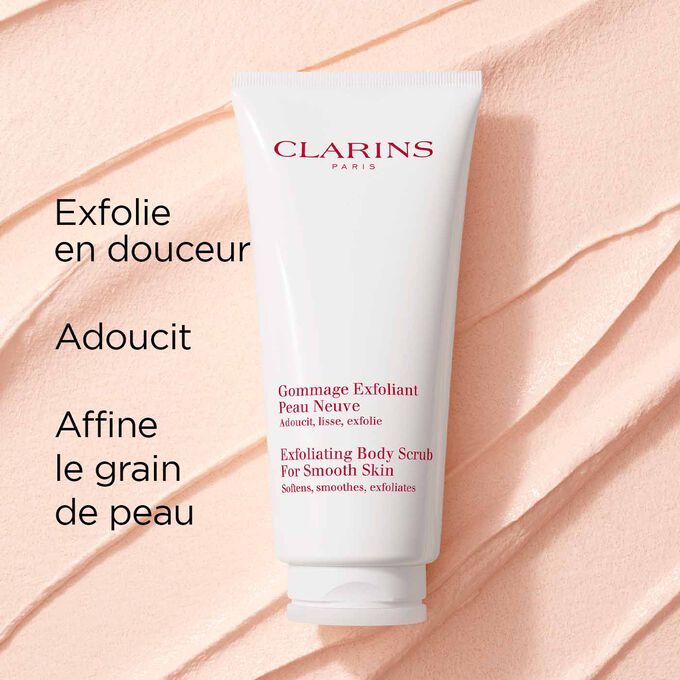 Plan produit du Gommage Exfoliant Peau Neuve de Clarins sur fond texturé, illustrant ses effets exfoliants et adoucissants doux.