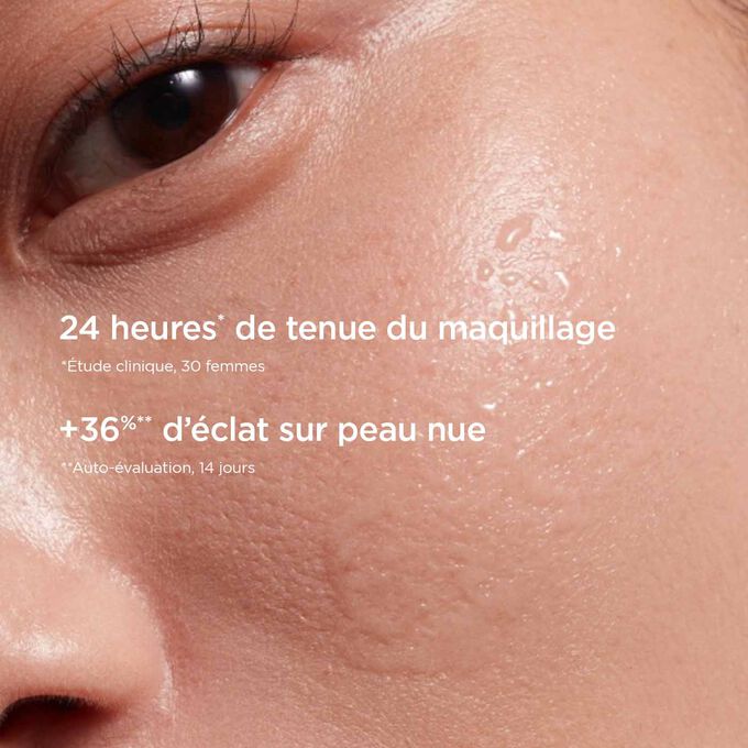 Gros plan sur la joue d’une femme avec la brume fixatrice illustrant la tenue du maquillage pendant 24 heures et son effet éclatant sur la peau.