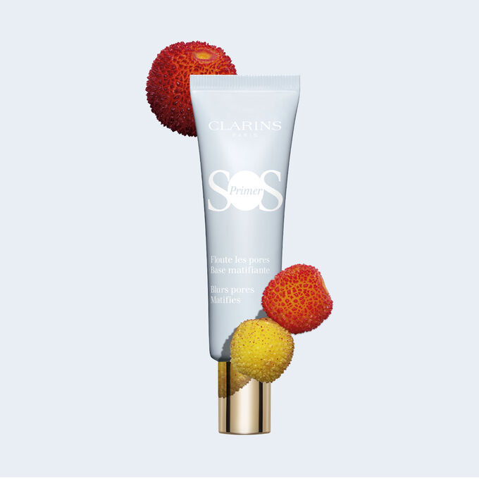 Plan produit du tube SOS Primer Matifiant Clarins, avec fraises et fruits, pour estomper les pores et atténuer la brillance.