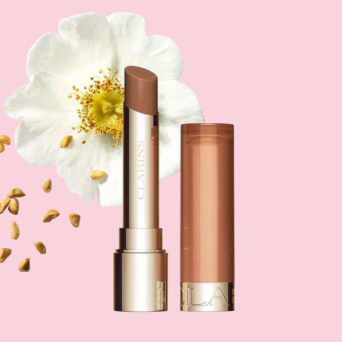 Le baume Lip Oil nourrissant Clarins rehausse les l&egrave;vres d&rsquo;un fini chocolat subtil