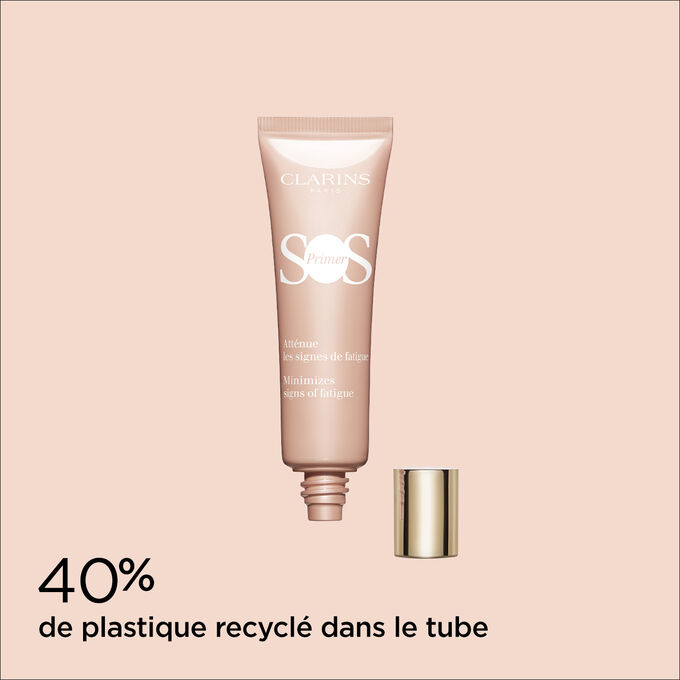 Plan produit SOS Primer Rose de Clarins avec texte qui met en valeur son tube fabriqué à partir de 40% de plastique recyclé.