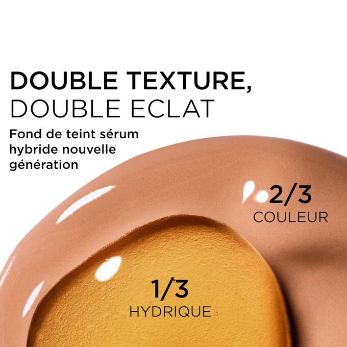 Gros plan sur le m&eacute;lange de deux textures : le s&eacute;rum et le fond de teint dans le fond de teint s&eacute;rum Clarins pour une couvrance nouvelle g&eacute;n&eacute;ration