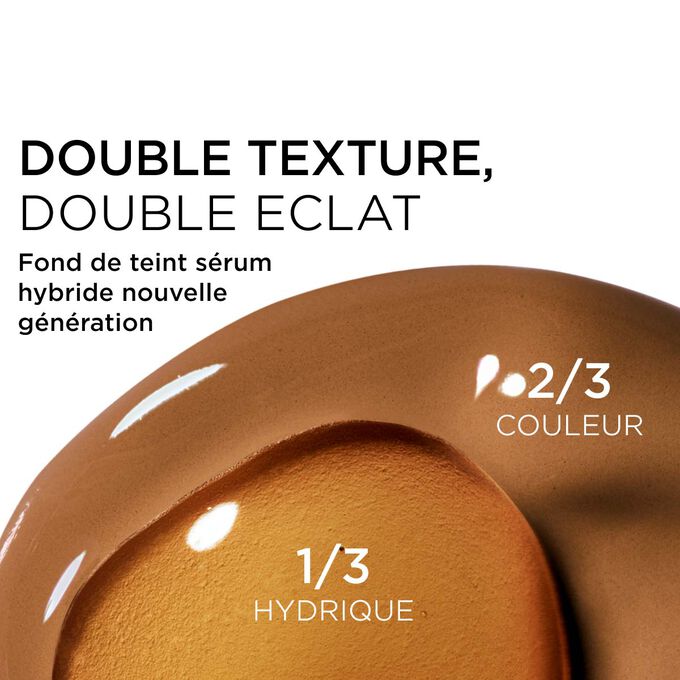 Gros plan sur le m&eacute;lange de deux textures : le s&eacute;rum et le fond de teint dans le fond de teint s&eacute;rum Clarins pour une couvrance nouvelle g&eacute;n&eacute;ration