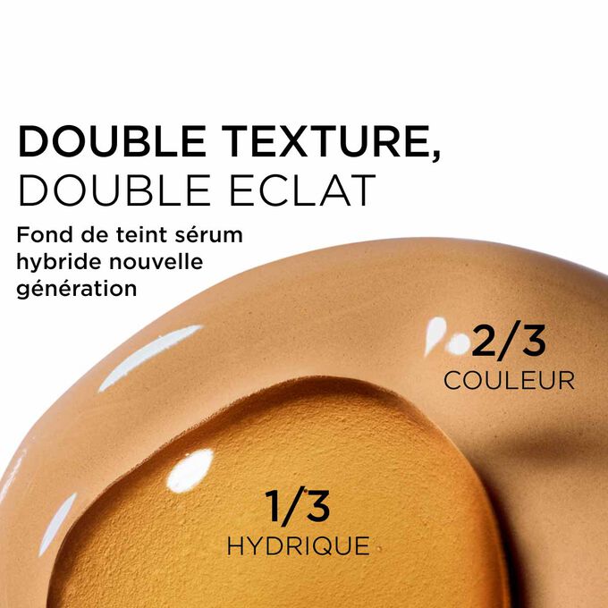 Gros plan sur le m&eacute;lange de deux textures : le s&eacute;rum et le fond de teint dans le fond de teint s&eacute;rum Clarins pour une couvrance nouvelle g&eacute;n&eacute;ration