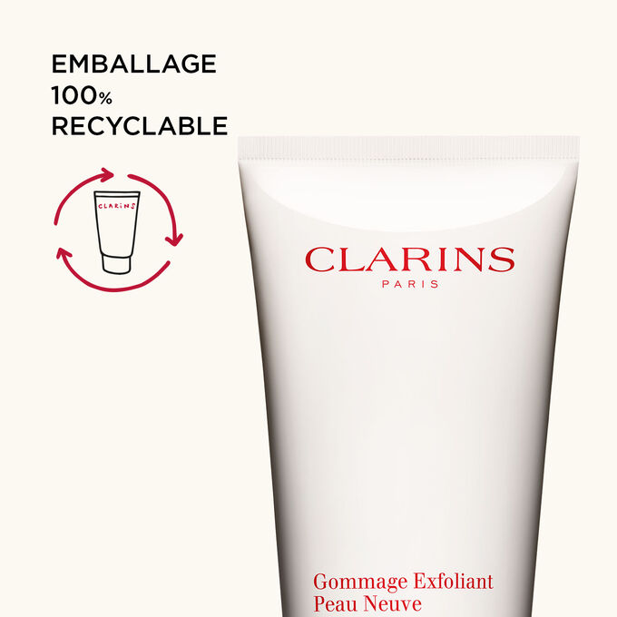 Gros plan sur le haut du Gommage Exfoliant Peau Neuve de Clarins, pour mettre en valeur que son emballage est 100 % recyclable