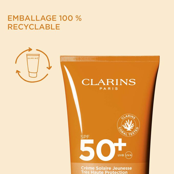 Gros plan sur la Crème solaire anti-âge haute protection corps SPF 50 Clarins pour mettre en valeur son emballage 100 % recyclable.