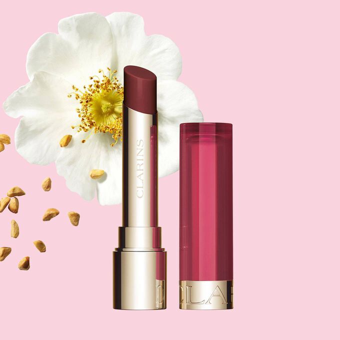 Le baume Lip Oil nourrissant Clarins rehausse les l&egrave;vres d&rsquo;un fini bordeaux subtil