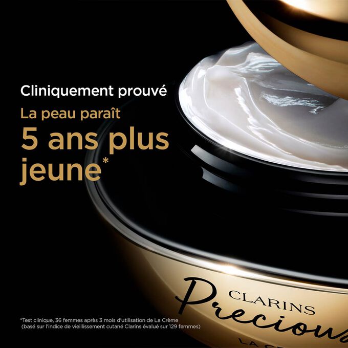 Gros plan sur le plan produit de La Crème, qui met en évidence que la peau a l’air cinq ans plus jeune en l’utilisant.