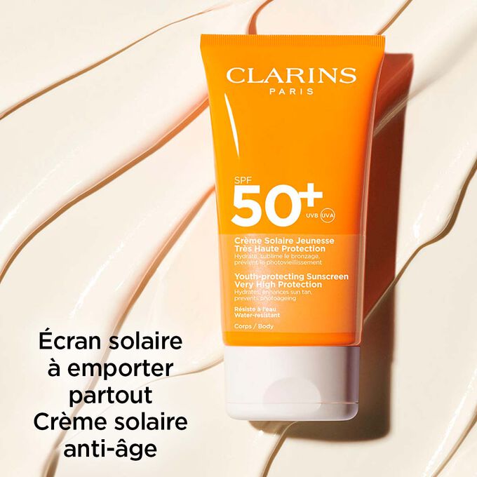 La Cr&egrave;me solaire anti-&acirc;ge haute protection SPF&nbsp;50 Clarins, avec un texte soulignant son format &agrave; emporter offrant une haute protection.