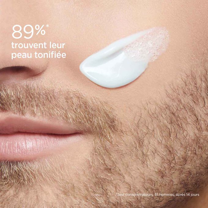 Gros plan sur la joue d'un homme pour illustrer que 88 % des utilisateurs du nettoyant visage trouvent leur peau plus propre et tonifiée.