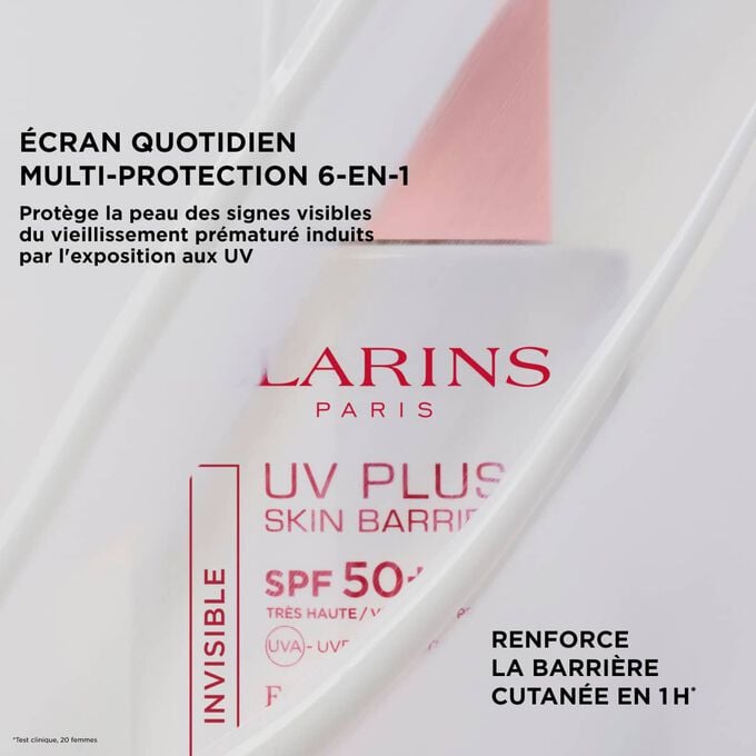 Fluide Clarins UV Plus Skin Barrier &agrave; moiti&eacute; cach&eacute;, soulignant la protection jeunesse invisible et le renfort de la barri&egrave;re cutan&eacute;e en 1&nbsp;heure.