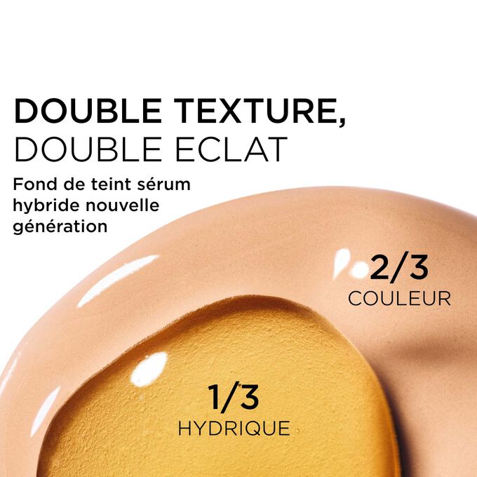Gros plan sur le m&eacute;lange de deux textures : le s&eacute;rum et le fond de teint dans le fond de teint s&eacute;rum Clarins pour une couvrance nouvelle g&eacute;n&eacute;ration