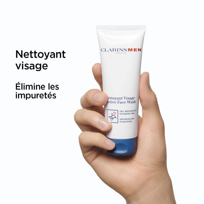 Plan produit du nettoyant visage moussant pour homme avec un texte qui met en valeur ses effets nettoyants et rafraîchissants.