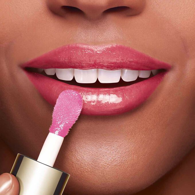 Gros plan sur les lèvres d'une femme, montrant l'effet produit par l'huile pour les lèvres Lip Comfort Oil de Clarins.