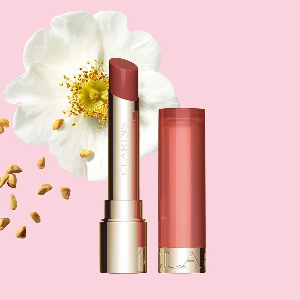 Le baume Lip Oil nourrissant Clarins rehausse les lèvres d’un fini rouge foncé subtil