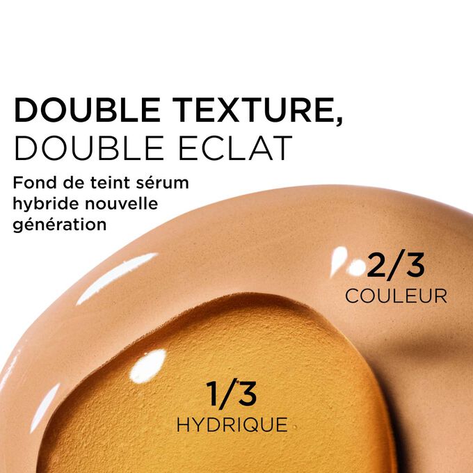 Gros plan sur le m&eacute;lange de deux textures : le s&eacute;rum et le fond de teint dans le fond de teint s&eacute;rum Clarins pour une couvrance nouvelle g&eacute;n&eacute;ration