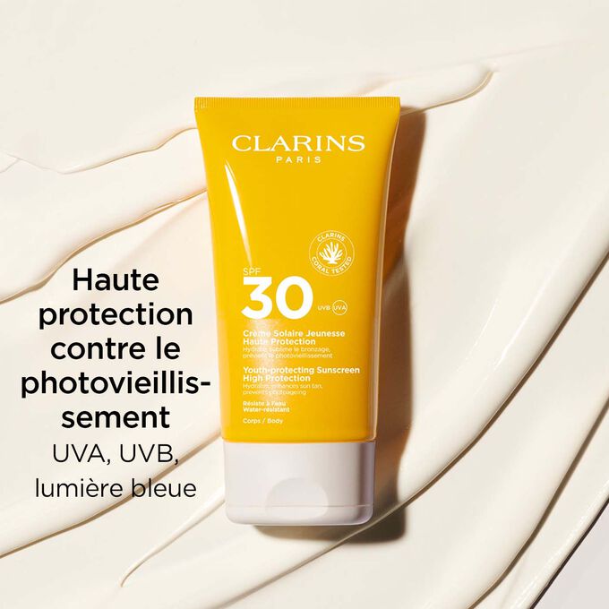 Crème solaire anti-âge haute protection SPF 30 Clarins pour le corps qui protège contre les UVA, les UVB et la lumière bleue. 