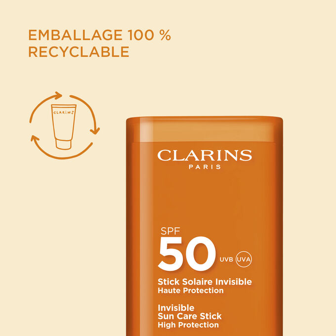Gros plan sur le haut du Stick solaire invisible haute protection SPF 50 Clarins pour mettre en valeur son emballage 100 % recyclable.