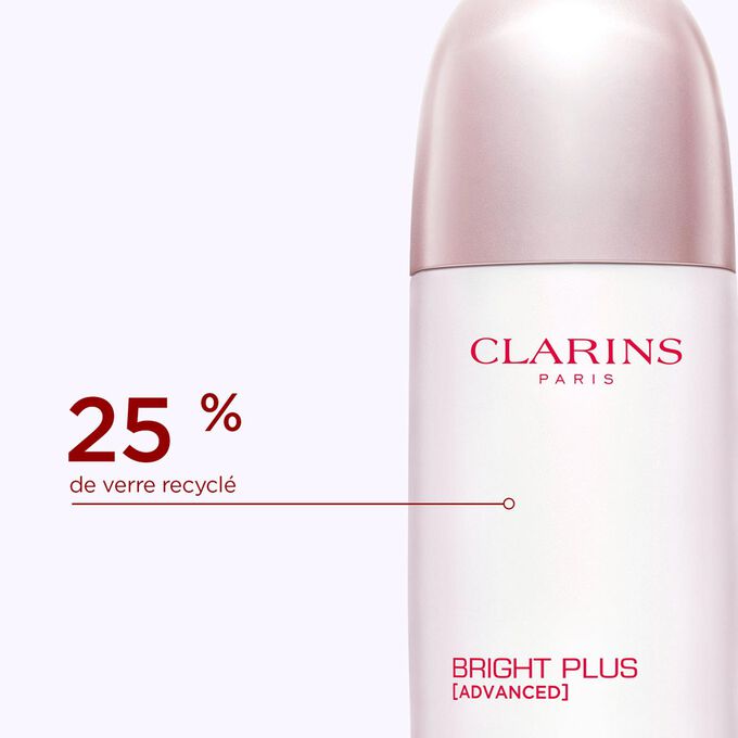 Gros plan sur le flacon de la Lotion Bright Plus, pour illustrer qu’elle est composée à 25 % de verre recyclé