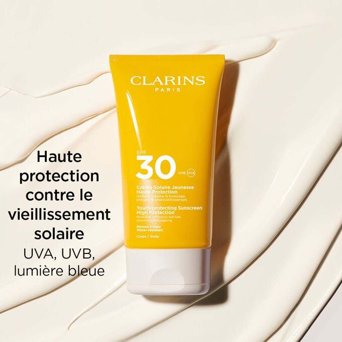 Cr&egrave;me solaire anti-&acirc;ge haute protection SPF&nbsp;30 Clarins pour le corps qui prot&egrave;ge contre les UVA, les UVB et la lumi&egrave;re bleue.