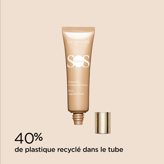 Plan produit SOS Primer Pêche de Clarins avec texte qui met en valeur son tube fabriqué à partir de 40% de plastique recyclé