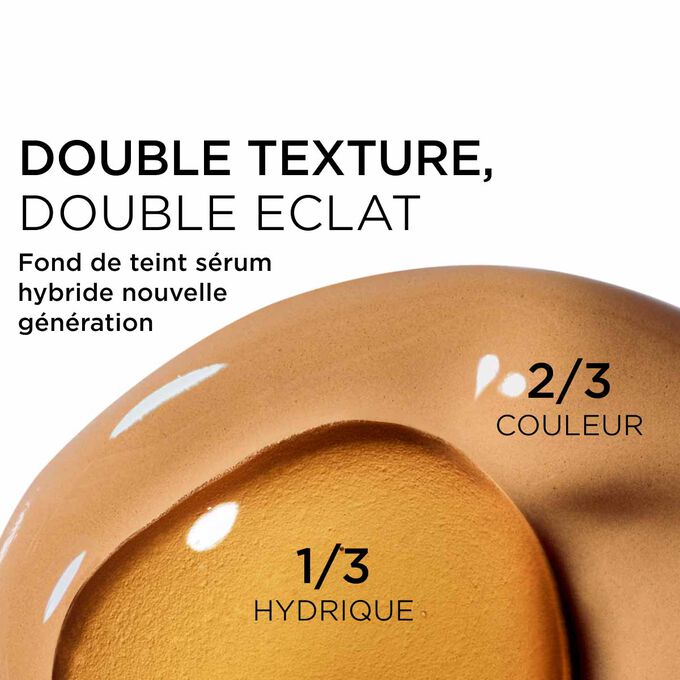 Gros plan sur le m&eacute;lange de deux textures : le s&eacute;rum et le fond de teint dans le fond de teint s&eacute;rum Clarins pour une couvrance nouvelle g&eacute;n&eacute;ration