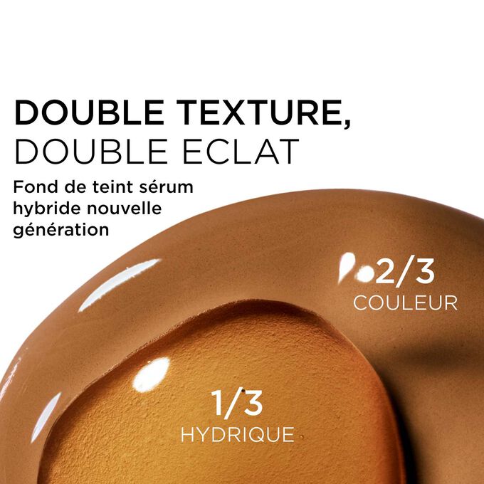 Gros plan sur le m&eacute;lange de deux textures : le s&eacute;rum et le fond de teint dans le fond de teint s&eacute;rum Clarins pour une couvrance nouvelle g&eacute;n&eacute;ration