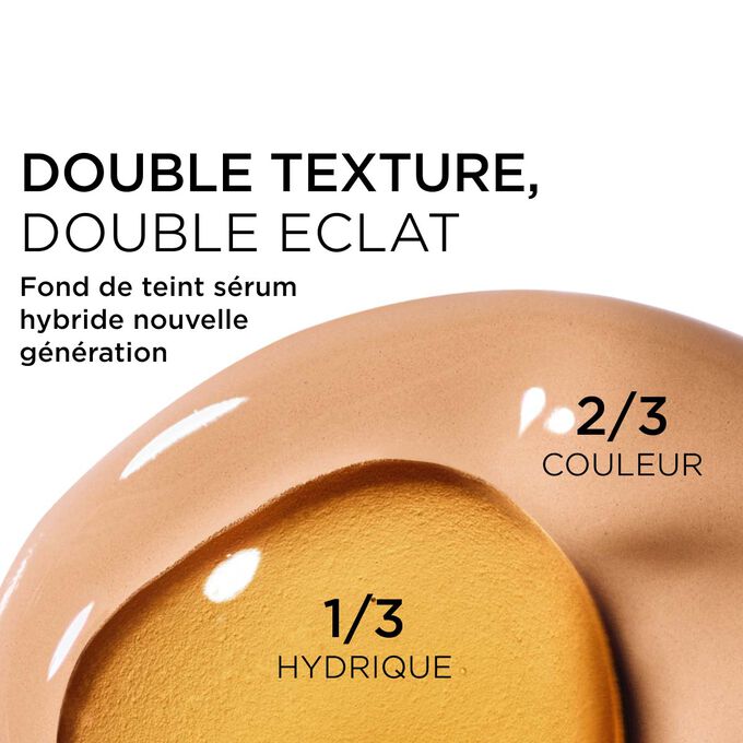 Gros plan sur le m&eacute;lange de deux textures : le s&eacute;rum et le fond de teint dans le fond de teint s&eacute;rum Clarins pour une couvrance nouvelle g&eacute;n&eacute;ration