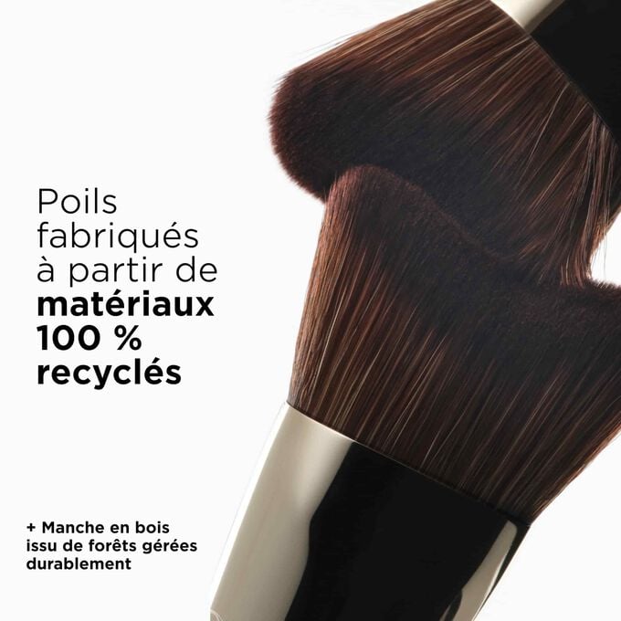 Gros plan sur les pinceaux fond de teint inspir&eacute;s du Gua Sha afin de mettre en avant les poils issus de mat&eacute;riaux recycl&eacute;s et le bois issu de for&ecirc;ts g&eacute;r&eacute;es durablement.