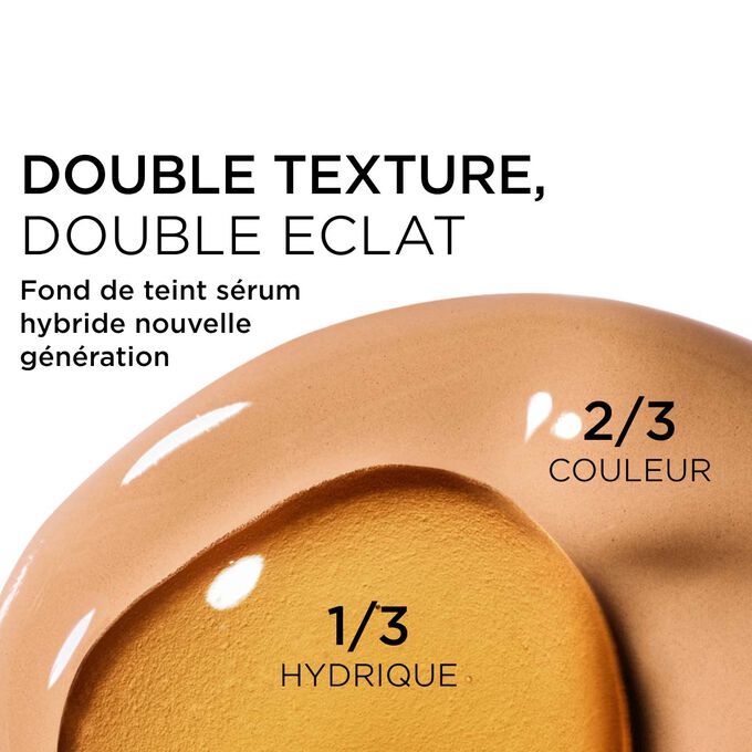 Gros plan sur le m&eacute;lange de deux textures : le s&eacute;rum et le fond de teint dans le fond de teint s&eacute;rum Clarins pour une couvrance nouvelle g&eacute;n&eacute;ration