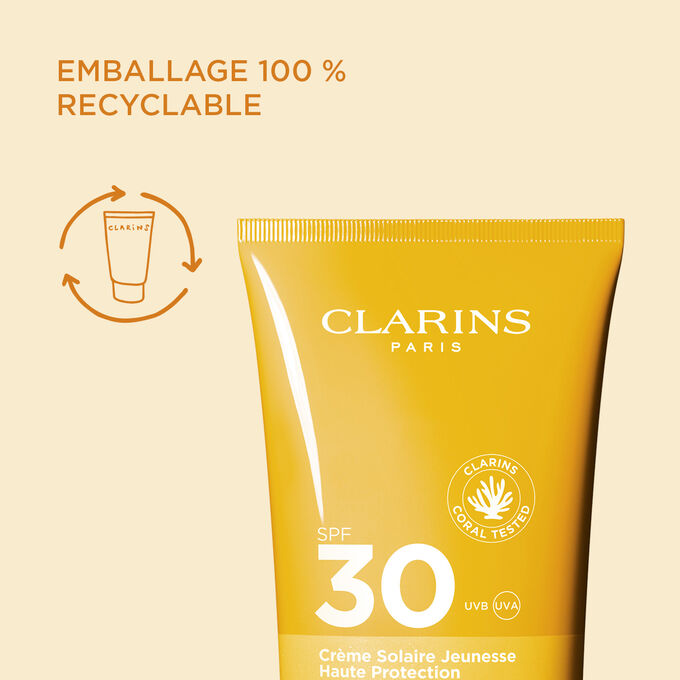 Gros plan sur la Crème solaire anti-âge haute protection corps SPF 30 Clarins pour mettre en valeur son emballage 100 % recyclable