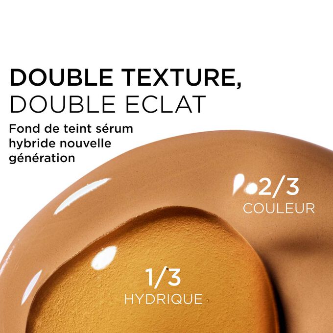 Gros plan sur le m&eacute;lange de deux textures : le s&eacute;rum et le fond de teint dans le fond de teint s&eacute;rum Clarins pour une couvrance nouvelle g&eacute;n&eacute;ration