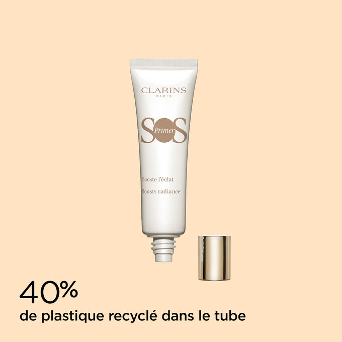 Plan produit SOS Primer Blanc de Clarins avec texte qui met en valeur son tube fabriqué à partir de 40% de plastique recyclé
