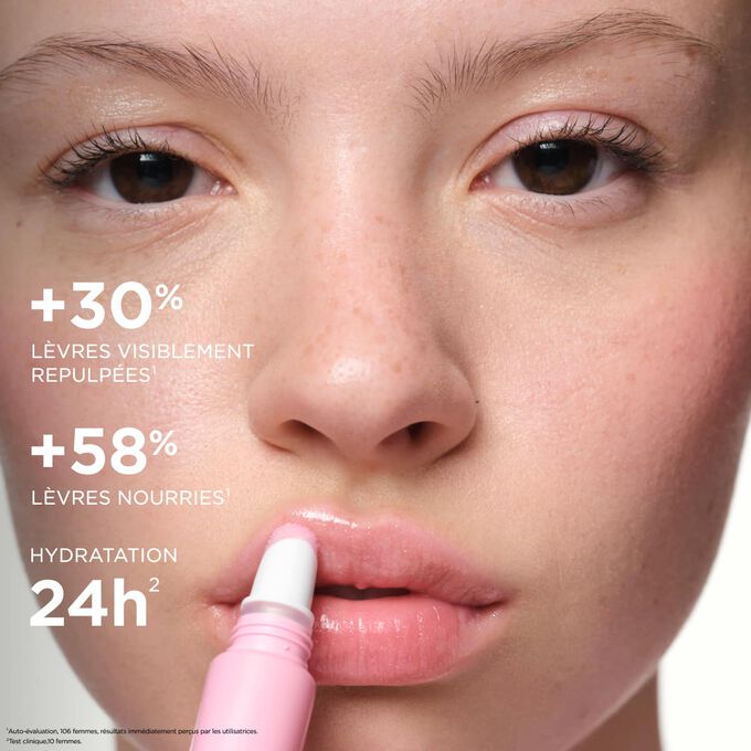 Femme appliquant l'embellisseur l&egrave;vres Lip Perfector, soulignant l'effet repulpant et nourrissant des l&egrave;vres, ainsi que les bienfaits d'une hydratation 24 heures sur 24.