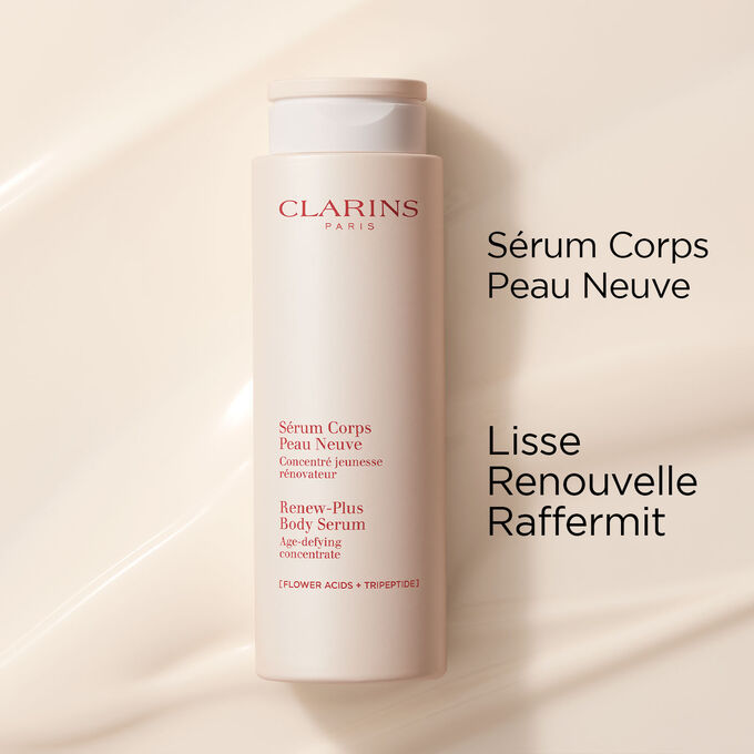 Le Sérum Lait Perfecteur Instantané de Clarins pour le corps sur fond texturé crémeux qui met en valeur son action lissante et raffermissante
