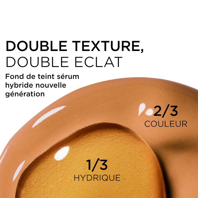 Gros plan sur le m&eacute;lange de deux textures : le s&eacute;rum et le fond de teint dans le fond de teint s&eacute;rum Clarins pour une couvrance nouvelle g&eacute;n&eacute;ration