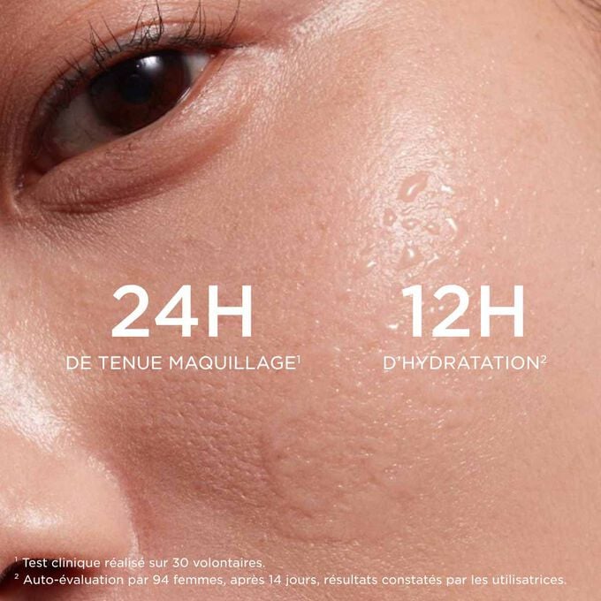 Gros plan sur la joue d&rsquo;une femme appliquant le spray fixateur de maquillage de la collection Love, mettant en avant la tenue 24 H et les effets hydratants 12 H