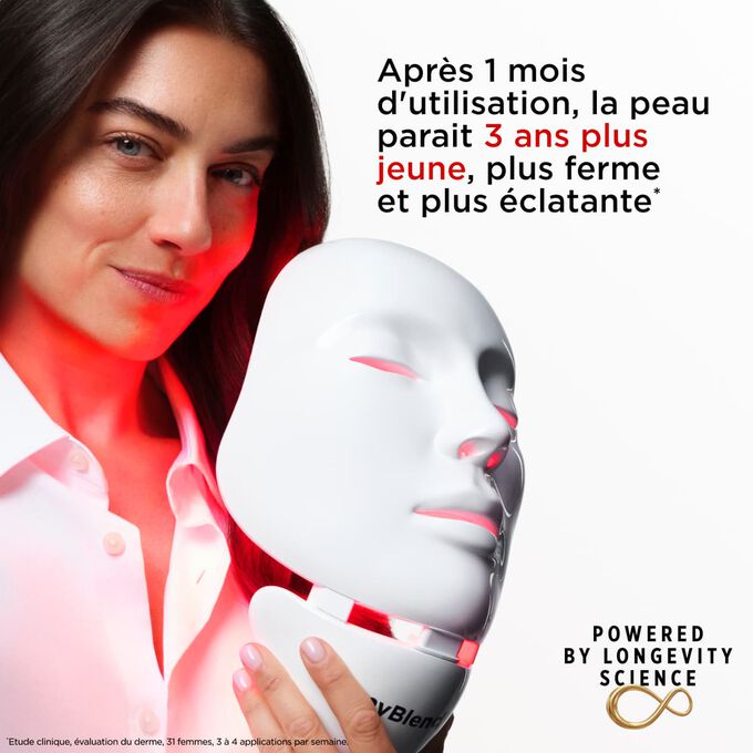 Gros plan sur le mannequin tenant un myLEDmask2 visage et cou, d&eacute;montrant ses bienfaits pour rendre la peau plus jeune, plus ferme et plus &eacute;clatante