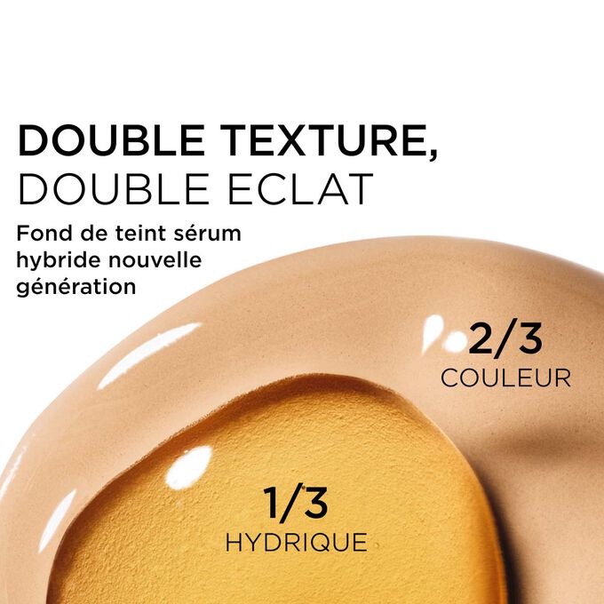 Gros plan sur le m&eacute;lange de deux textures : le s&eacute;rum et le fond de teint dans le fond de teint s&eacute;rum Clarins pour une couvrance nouvelle g&eacute;n&eacute;ration